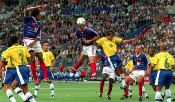  斯特拉斯堡定位球战术娴熟，角球配合头球破门打破僵局